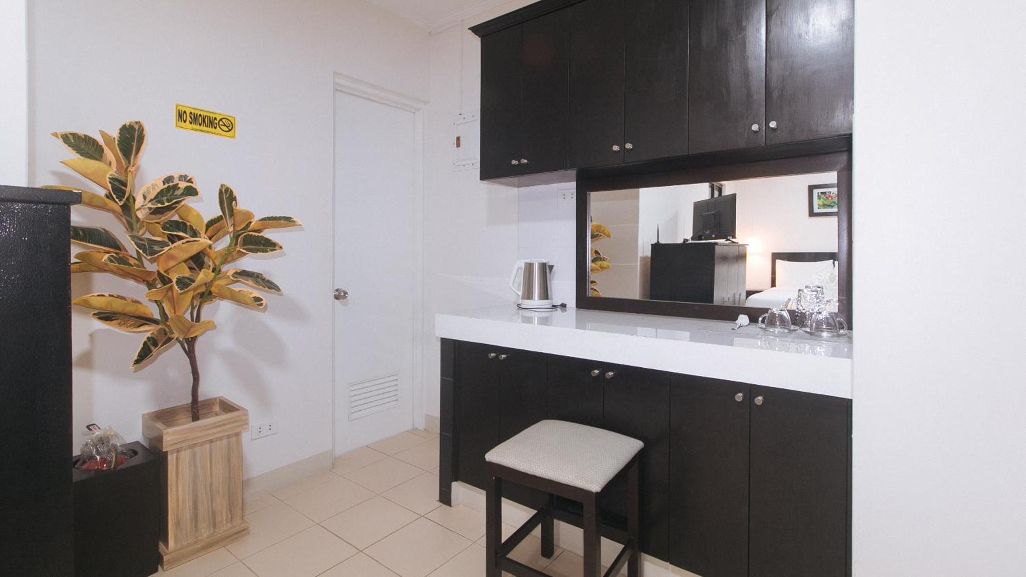 Urbanview At Evangelista Street Makati Makati City Exterior photo